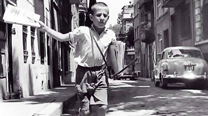 Küçükayasofya'daki Şehit Mehmet Paşa Sokağı'nda 1958 yılında, bir çocuk elinde gazetelerle koşturarak Yazıyor, yazıyor diye bağırırken fotoğraflanmıştı. Herkesin O çocuk dediği Hayreddin Baş, 6 Temmuz günü 72 yaşında yaşamını yitirdi.  
