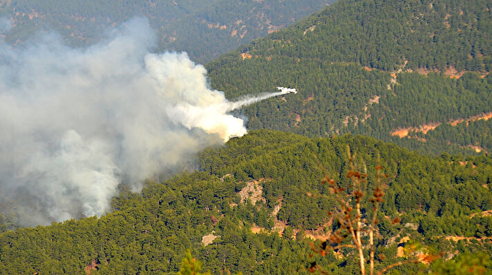  Mersin'in Aydıncık ilçesinde iki gün önce çıkan orman yangını, havadan ve karadan yapılan müdahalelerle kontrol altına alınmaya çalışılıyor.