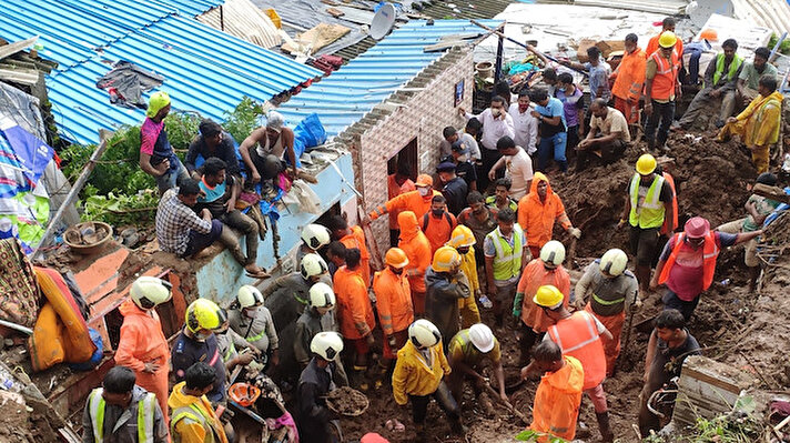 Hindistan’ın Maharaştra eyaletinin başkenti Mumbai’de gece boyunca aralıksız devam eden şiddetli yağışlar Chembur ve Vikhroli bölgelerinde toprak kaymasına neden oldu. Faciada evlerin toprak altında kalması sonucu en az 25 kişi hayatını kaybetti. Yağışlar nedeniyle cadde ve sokakları su basarken, tren seferleri ve araç trafiğinde aksaklıklar yaşandı.