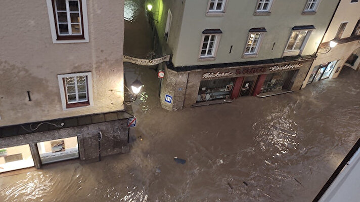 Avusturya’nın Almanya sınırında yer alan Salzburg eyaletinde şiddetli yağışların yol açtığı sel felaketinde bir kasaba sular altında kalırken, birçok yerleşim bölgesi selden etkilendi.