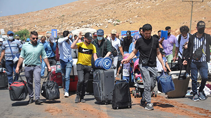 Kurban Bayramı'nı ülkelerinde geçirmek için Hatay Valiliği'nin online randevu sistemine kayıt yaptıran Suriyeliler, randevu günleri geldiğinde ülkelerine gitmek üzere çeşitli illerden Cilvegözü Gümrük Kapısı'na geldi.