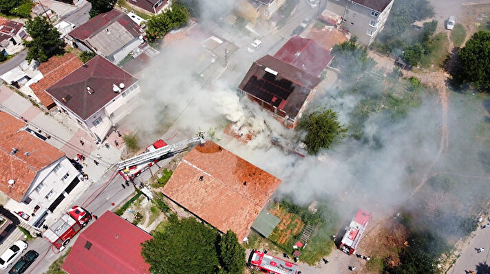 Yangın, Sultanbeyli Pirsultan sokakta bulunan bir gecekonduda meydana geldi. Edinilen bilgiye göre henüz bilinmeyen bir nedenle evden aniden dumanlar yükselmeye başladı. 
