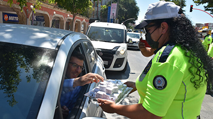 Edirne Emniyet Müdürlüğü Trafik Tescil ve Denetleme Şube Müdürlüğü ekipleri, Kurban Bayramı'nın ilk gününde araçlarıyla seyir halindeki sürücüleri, belediye dükkanları uygulama noktasında durdurdu.