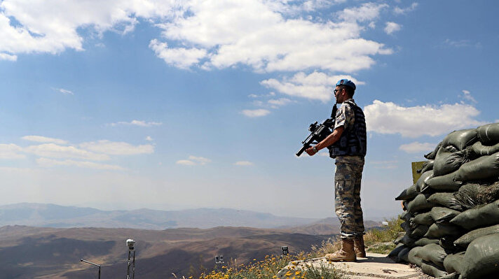 Türkiye'nin 3 bin 180 rakımlı en yüksek ikinci hava radar üssü olan Erzurum Hava Radar Mevzi Komutanlığı’na bağlı Pirreşit Hava Radar Kıta Komutanlığı’nda görevli askerler, bölgelerinde kuş uçurtmuyor. 