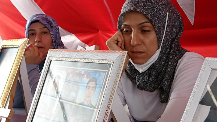 Çocukları terör örgütü PKK tarafından zorla kaçırılarak dağa götürülen ailelerin HDP Diyarbakır il binası önündeki evlat nöbeti 689’uncu gününe girdi. Kurban Bayramı’nda bile hüzünlü ve buruk bir şekilde eylemlerine çadırda devam eden aileler evlatlarına teslim olması için çağrıda bulundu.