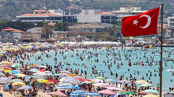 Türkiye'nin önde gelen turizm merkezlerinden İzmir'in Çeşme ilçesinde, Kurban Bayramı'nda yaşanan yoğunluk nedeniyle günlük nüfusun 1 milyonu aştığı belirtildi.