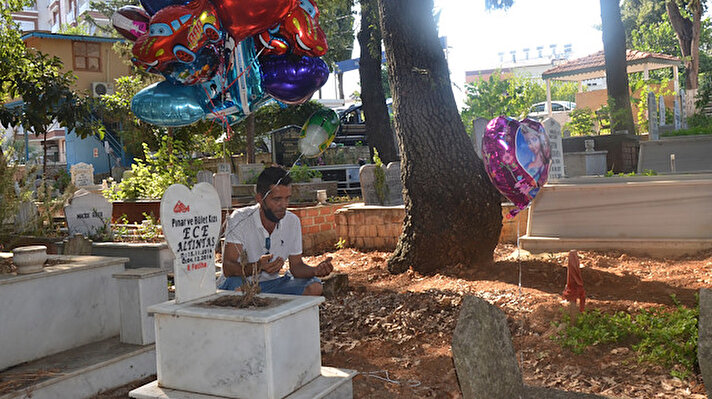 Serik ilçesinde arife günü mezarlık çevresinde olan bir vatandaş, bir baloncunun çocuk mezarlarını tek tek dolaşıp mezarlara balon bağladığını görünce o anları cep telefonuyla kayda aldı.