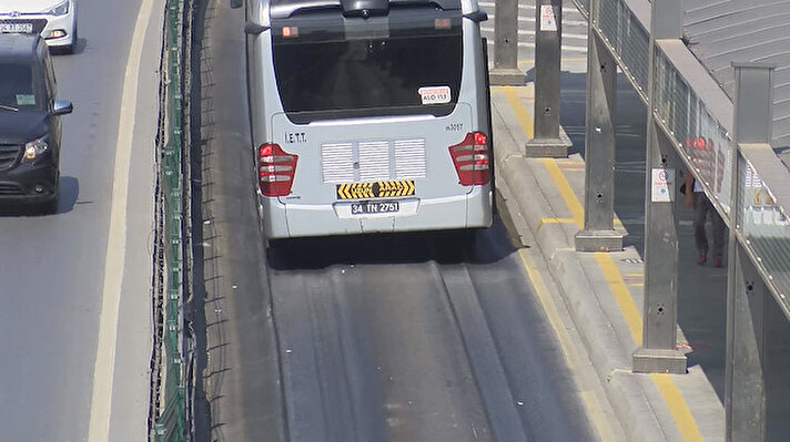 Hissedilen hava sıcaklığının 42 dereceyi bulduğu İstanbul'da metrobüs yolları da etkilendi. 