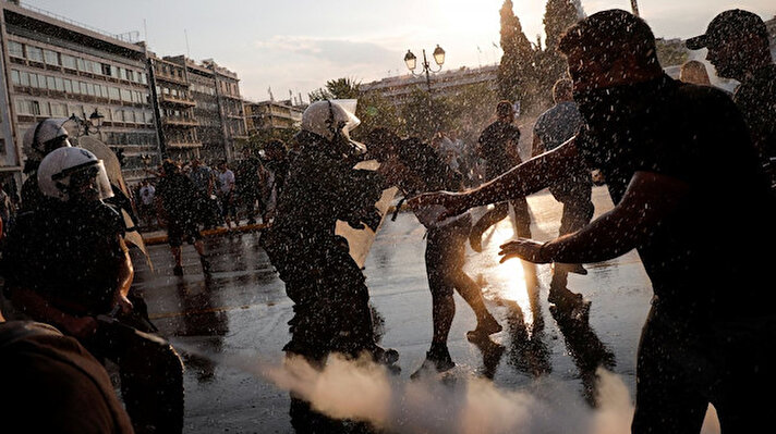 Yunanistan’da, hükümetin koronavirüse karşı aşıyı zorunlu hale getirme kararına itiraz eden yüzlerce aşı karşıtı, başkent Atina'da sokaklarda yürüyüş gerçekleştirdi.  