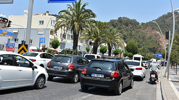 Bayram tatilini geçirmek üzere Marmaris ve 13 kırsal turistik mahallesine gelenler, dün akşamdan itibaren dönüşe geçti. Dönüş güzergahındaki yollarda yoğunluk yaşandı, plajlar ve otellerin havuz başlarındaki kalabalık ise biraz olsun azaldı.