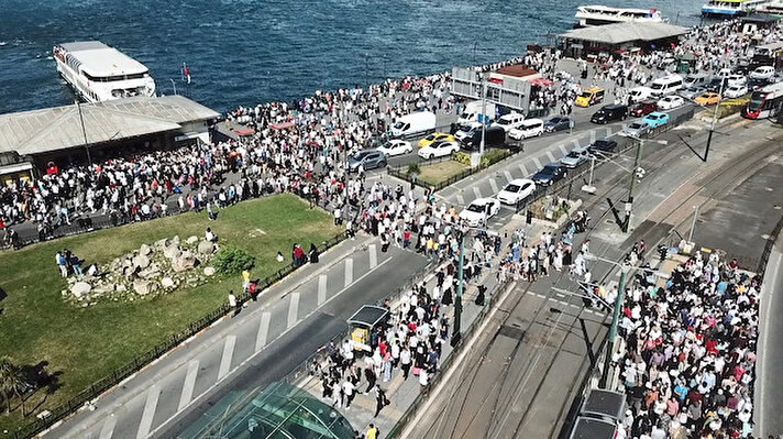 Eminönü, bayramı İstanbul'da geçirenlerin en çok tercih ettiği yerlerden oldu. Her zamanki kalabalığına, bayram tatili de eklenince Eminönü tıklım tıklım insan doldu. 