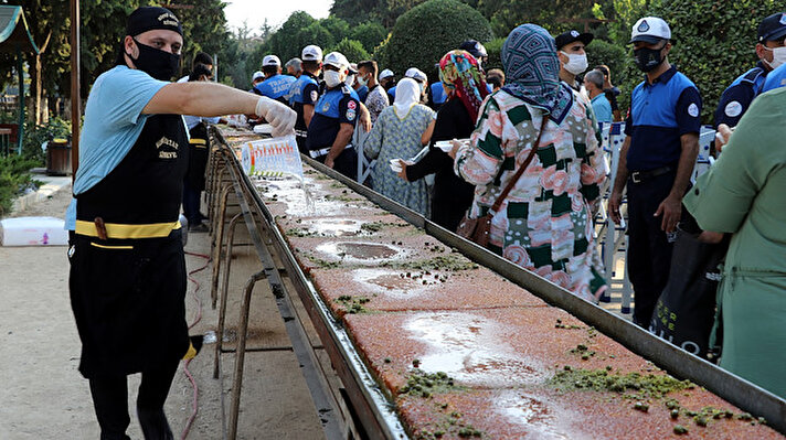 Büyükşehir Belediyesi tarafından, Atatürk Parkı'nda düzenlenen etkinlikte, 82 metrelik künefeyi pişirmek için ustalar ocak başına geçti.