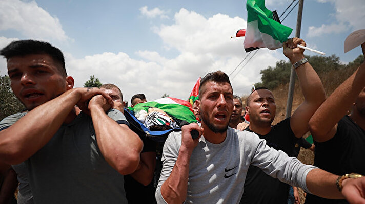İsrail askerleri tarafından işgal altındaki Batı Şeria'da dün vurularak hayatını kaybeden 17 yaşındaki Filistinli Muhammed Münir et-Temimi'nin cenazesi, törenle toprağa verildi.