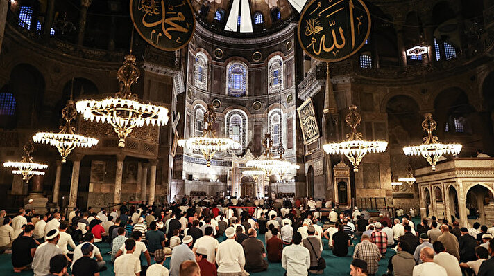 Geçen yıl 24 Temmuz'da kılınan cuma namazıyla yeniden ibadete açılan camide Müslümanlar sabah namazını eda etti.  