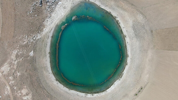 Sivas'ta bulunan Ağgöl,  yeşil, mavi ve turkuaz renkleriyle görenleri kendilerine hayran bırakıyor.