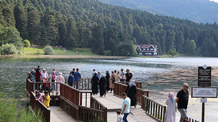 Türkiye’nin gözde turizm merkezlerinden olan Gölcük Tabiat Parkı, Kurban Bayramı tatilinde binlerce tatilcinin akınına uğradı. Doğal güzelliğiyle yerli ve yabancı turistlerin dört mevsim ilgi odağı olan Gölcük Tabiat Parkı’nda tatillerini yeşilliğin içinde geçirmek isteyen tatilciler, göl çevresinde tur atarak keyifli anlar yaşadılar. 