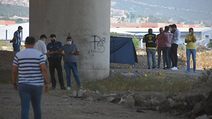 Ümit Mahallesi, İzmir- İstanbul Otoyolu viyadüğü altında, öğle saatlerinde bir kişinin hareketsiz yattığını görenler polise haber verdi.