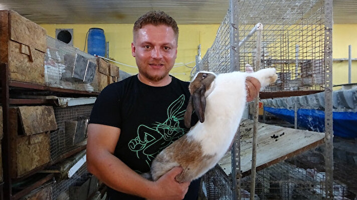 Adana’nın ilk etlik tavşan çiftliğini kuran Tavsun Tavşan Çiftliği sahibi Kasım Mesutoğlu, 10 adet Yeni Zelanda tavşanıyla başladığı üretimi bin 737 anaç tavşana çıkararak gerçekleştiriyor. Mesutoğlu, sıcakların tavşanları olumsuz etkilememesi için de 4 klima ve 5 pervane ile tesisi iklimlendiriyor.