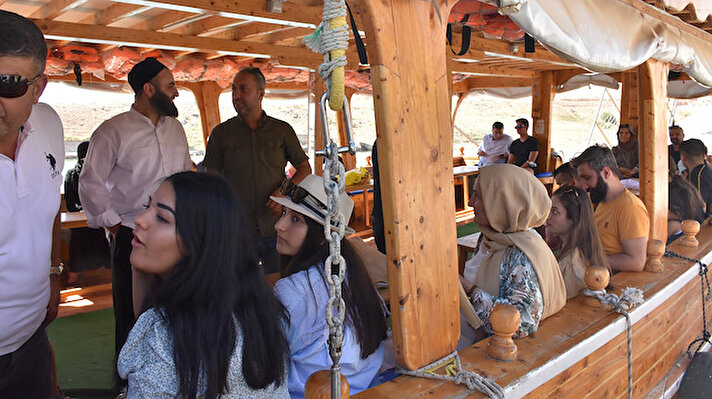 Veysel Eroğlu (Ilısu) Barajı ve Hidroelektrik Santrali Projesi nedeniyle göl sahasına dönen Hasankeyf ilçesinde eşsiz manzaraların ortaya çıktığı bölgeye gelenler için tur düzenlemek amacıyla tekne gezileri sürüyor.