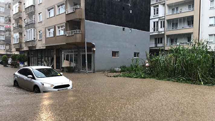 İlçede devam eden yağışın ardından derenin debisinin yükselmesi sonucu Boğaziçi ve Cumhuriyet mahallelerinin büyük bölümünde cadde ve sokaklar su altında kaldı.