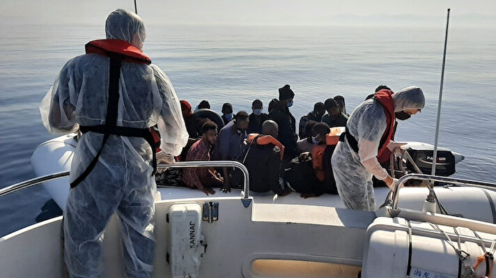 Sahil Güvenlik Komutanlığı ekipleri, 16 Temmuz tarihinde Menderes ilçesi açıklarında, 23 düzensiz göçmenin Yunanistan unsurlarınca Türk kara sularına geri itildiğini tespit etti. 