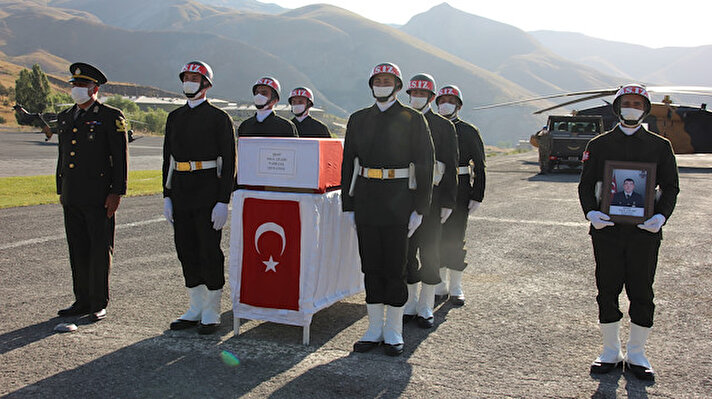 Hakkari Dağ ve Komando Tugay Komutanlığında yeni tip koronavirüs (Kovid-19) tedbirleri uygulanarak gerçekleştirilen törende Çelebi'nin Türk bayrağına sarılı naaşı alana getirildi.
