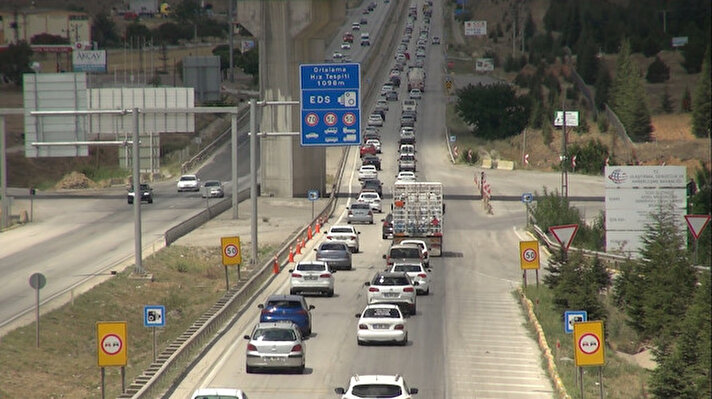 43 şehre giden yolların kesişim noktasında bulunan Kırıkkale'de Kurban Bayramı tatili boyunca yoğun araç trafiği yaşandı. 