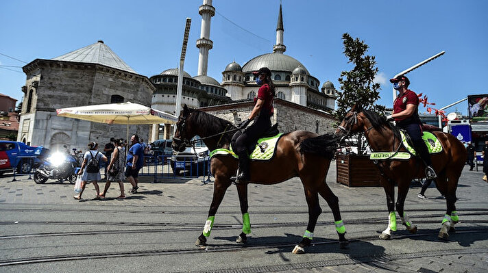İstanbul Emniyet Müdürlüğü Çevik Kuvvet Şube Müdürlüğü Atlı Birlik Grup Amirliği’ne bağlı atlı polisler İstiklal Caddesi’nde devriye gezdi. Vatandaş ve turistler atlı polislere yoğun ilgi gösterirken, bazı vatandaşlar ise fotoğraf çektirdi. Cadde boyunca devriye gezen polislere çocukların da yoğun ilgisi oldu. Küçük çocuklar atlara dokunarak hatıra fotoğrafı çektirdi.