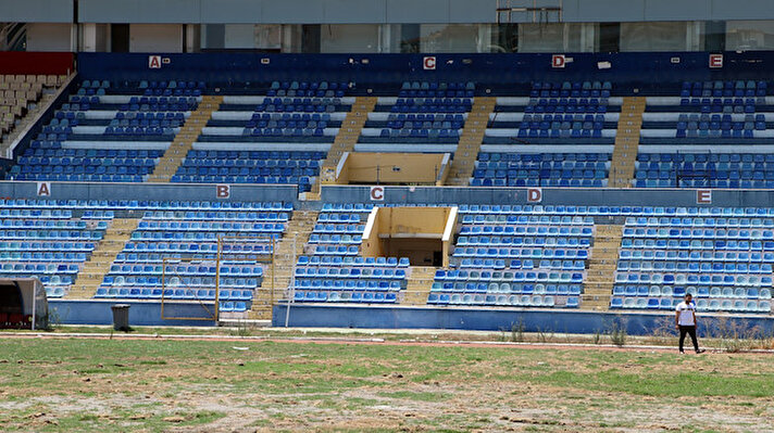 Yeni Adana Stadı'nın bu yıl hizmete açılmasıyla kapılarını kapatan 5 Ocak Fatih Terim Stadı'nın yerine millet bahçesi yapılması için gerekli çalışmalar başladı. Tarihi stadın çimleri, kısa süre önce söküldü, yıkım işlemlerinin başlamasına da sayılı günler kaldı.