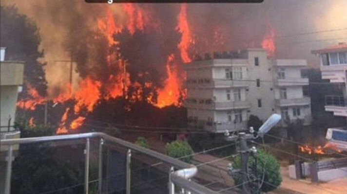 Manavgat'ın Yeniköy Mahallesi yakınlarındaki ormanlık alanda, saat 12.00 sıralarında, henüz belirlenemeyen nedenle yangın başladı.