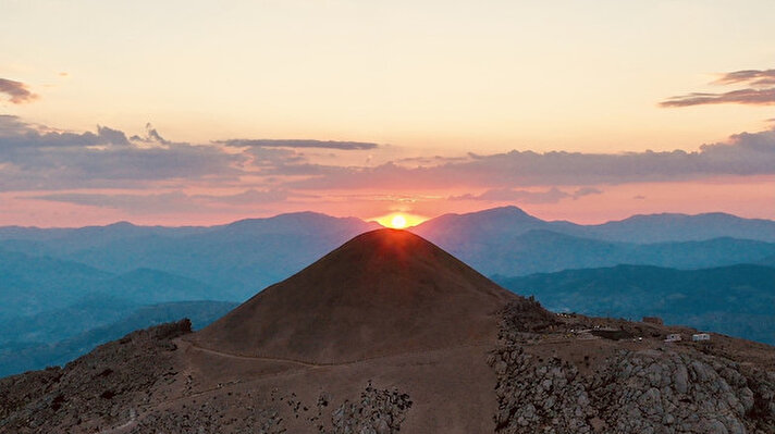 Adıyaman’da 2 bin 150 metre yüksekliğinde yer alan Nemrut Dağı’nı Fotoğraf sanatçısı İsa Turan özel teknikler kullanarak görüntüledi. 