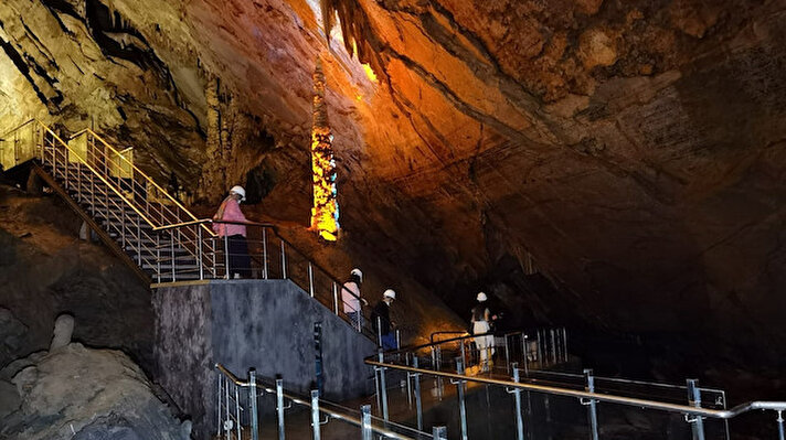 3.5 milyon yıllık, halka açık 875 metrelik alanı ile Türkiye’nin en uzun 10. mağarası olarak bilinen Gökgöl Mağarası, yenilenen yüzüyle kapılarını açtı. Zonguldak Mağaraları Ziyaretçi Merkezi projesiyle yapımı tamamlanan Gökgöl Mağarası Fosil giriş, Astım Salonu, Harikalar Salonu gibi bölümlendirilen mağara ziyaretçi akınına uğruyor. Mağarayı ziyaret eden vatandaşlar mağarayı gezerek bol bol fotoğraf çekerek anı ölümsüzleştirdi.