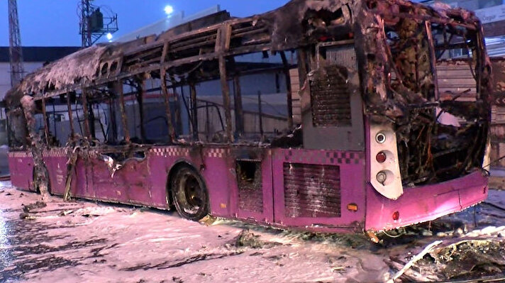 Bugün saat 05.00 sıralarında, İstanbul Otobüs A.Ş.'ne bağlı arızalı olduğu öğrenilen 34 HY 6746 plakalı halk otobüsünde seyir halinde olduğu ve Ziyapaşa Mahallesi Abdullah Paşa Caddesi'ne geldiği sırada aniden yangın çıktı.