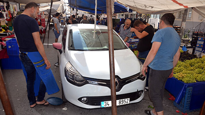 Merkez Mahallesi'nde bulunan Ahmet Taner Kışlalı Caddesi'nde semt pazarını açmaya gelen esnaf, tezgahlarını kuracakları caddede park halinde otomobil olduğunu gördü.