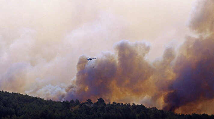Manavgat merkeze 30 kilometre uzaklıktaki ormanlık alanda geçen çarşamba günü saat 12.00 sıralarında 4 farklı noktada çıkan yangın, rüzgarın da etkisiyle kısa sürede yayıldı. 