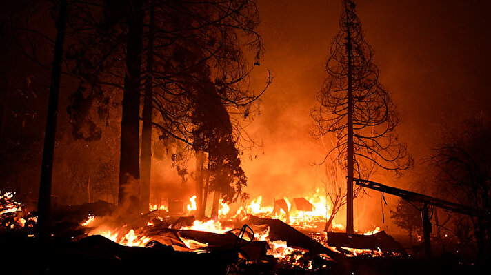 ABD'nin Kaliforniya eyaletinin doğu sınırında kuzey-güney hattı boyunca farklı noktalarda devam eden ve günlerdir söndürülmeye çalışılan yangınlar, evlerin bulunduğu bölgeyi tehdit ediyor.


