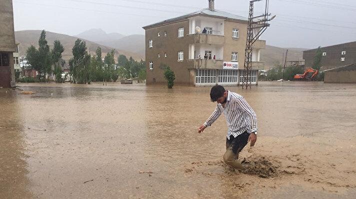 Yüksekova ve çevresinde bugün öğlen saatlerinde sağanak etkili oldu.