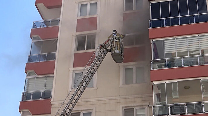 Yangın, Kırıkkale’de Çalılöz Mahallesi’ndeki Bülbül Sitesi’nde bir apartmanın 6. katında meydana geldi. 