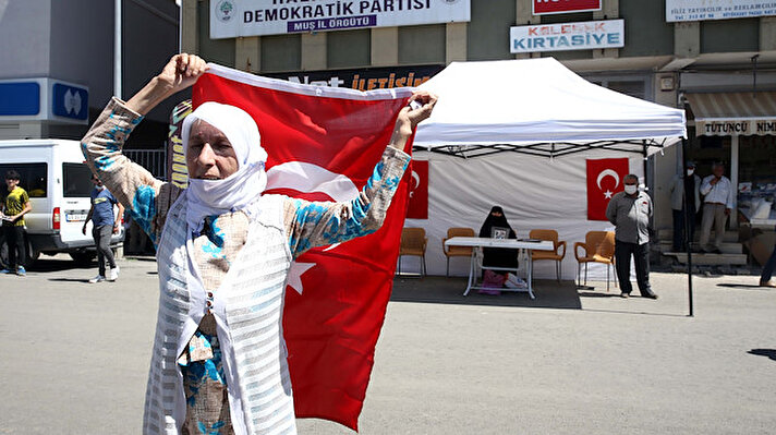 Aylardır HDP Muş İl Başkanlığı önünde oturan annelerin eylemi devam ediyor. Geçen hafta 3 kişinin teslim olmasını sevinçle karşılayan annelerden Gülbahar Teker, HDP İl Başkanlığı önünde sevinç gösterisi yaptı.