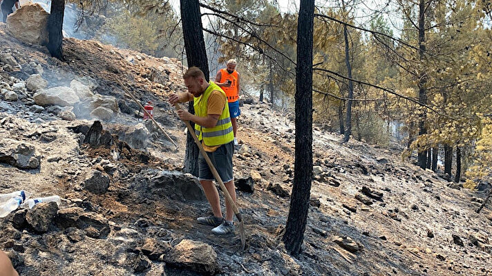 Muğla’nın Seydikemer ilçesinde çıkan orman yangınını söndürme çalışmaları devam ederken, çalışmalara bir destek de ünlü oyuncu Furkan Kızılay ve arkadaşlarından geldi. 