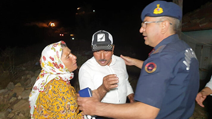 Karacasu ilçesi Alemler Mahallesi’nde meydana gelen orman yangını rüzgarın şiddeti ile büyürken söndürme çalışmaları da aralıksız devam ediyor. 