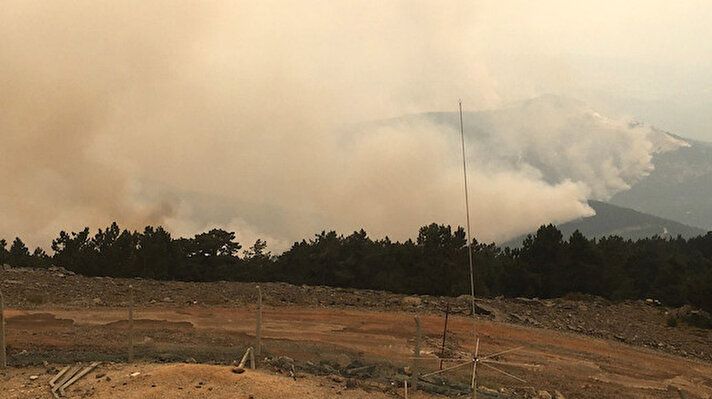 Göktepe dağı mevkiinde devam eden yangına havadan 3 helikopter müdahale ediyor.