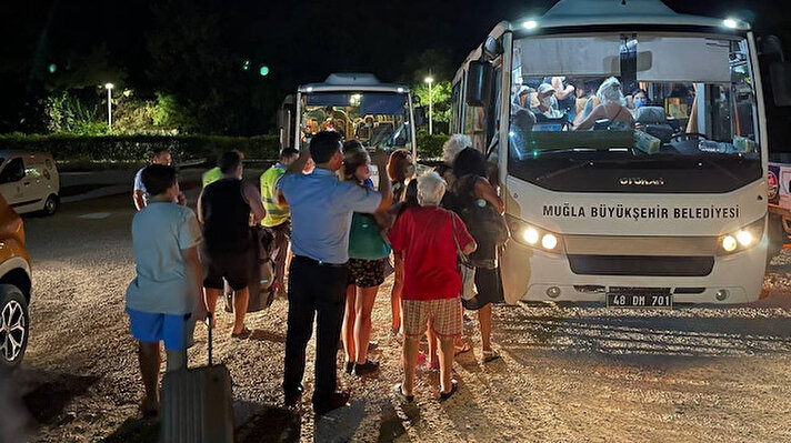 
Milas’ta devam eden orman yangını ile mücadele aralıksız devam ederken, alevler tüm önlem ve çabalara rağmen termik santrale sıçradı.