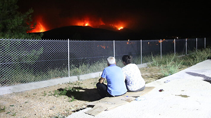  Muğla'nın Kavaklıdere ilçesi Menteşe Mahallesi'ndeki ormanlık alanda iki gün önce başlayan yangın Menteşe ilçesine ulaştı.