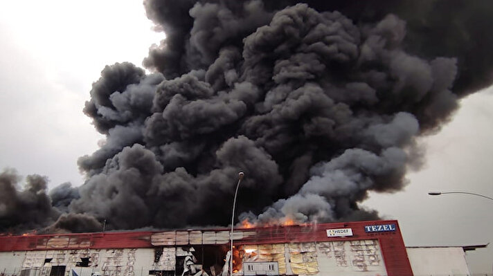 296. Sokak'taki bir lojistik firmasına ait iş yerinde henüz belirlenemeyen nedenle yangın çıktı.
