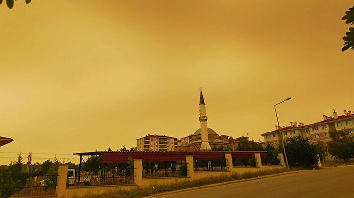 Edirne'de öğle saatlerinde havanın renginin aniden kızıllığa dönüştüğünü gören vatandaşlar tedirginlik yaşadı. 