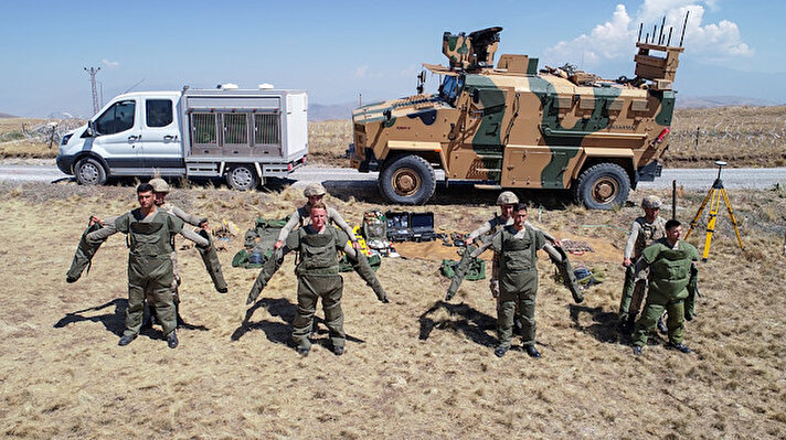 Ankara Jandarma İstihkam Komutanlığına bağlı Özel Mayın Arama ve Temizleme (ÖMAT) Tabur Komutanlığı ekipleri, İran sınırı boyunca mayınlı sahaların keşif ve tespitini yaparak, mayın temizlik faaliyeti icra ediyor. 