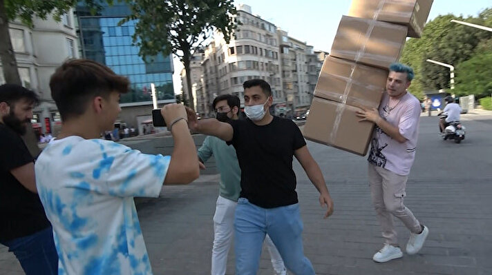 Binlerce takipçiye sahip TikTok fenomeni Semih Varol, sosyal medya hesabında paylaşacağı videoyu çekmek için arkadaşlarıyla birlikte Taksim Meydanı’na geldi. 