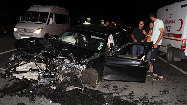 Kaza dün saat 23.00 sıralarında Erzincan-Erzurum karayolunun 13’üncü kilometresinde meydana geldi. Erzurum istikametine giden Muhammet Sefa Aksakal yönetimindeki 34 FMY 39 plakalı otomobil ile Recai Tok yönetimindeki yabancı plakalı otomobil çarpıştı. 