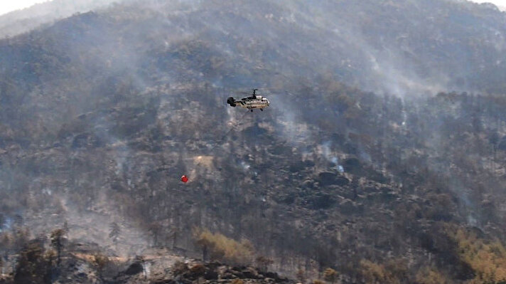 Gece boyunca alev alev yanan ormanlık alan sabah saatlerinde bölgeye gönderilen 4 helikopter tarafından arka arkaya sorti yaparak alevlerin yerleşim birimine sirayet etmesini engelledi. 